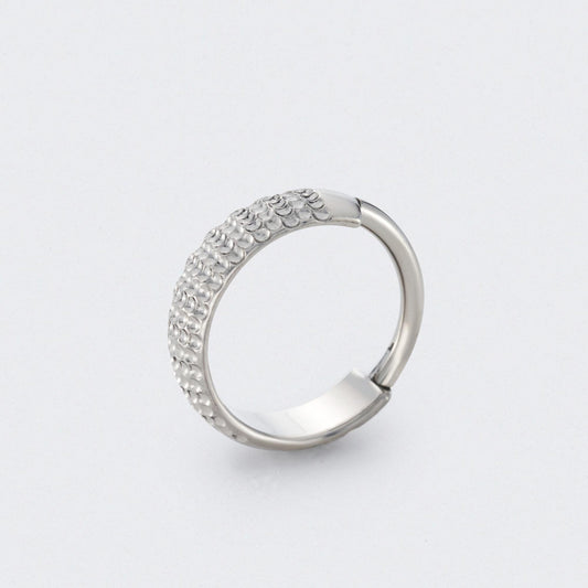 Huggie Hoop Bump Cut in silver titanium
